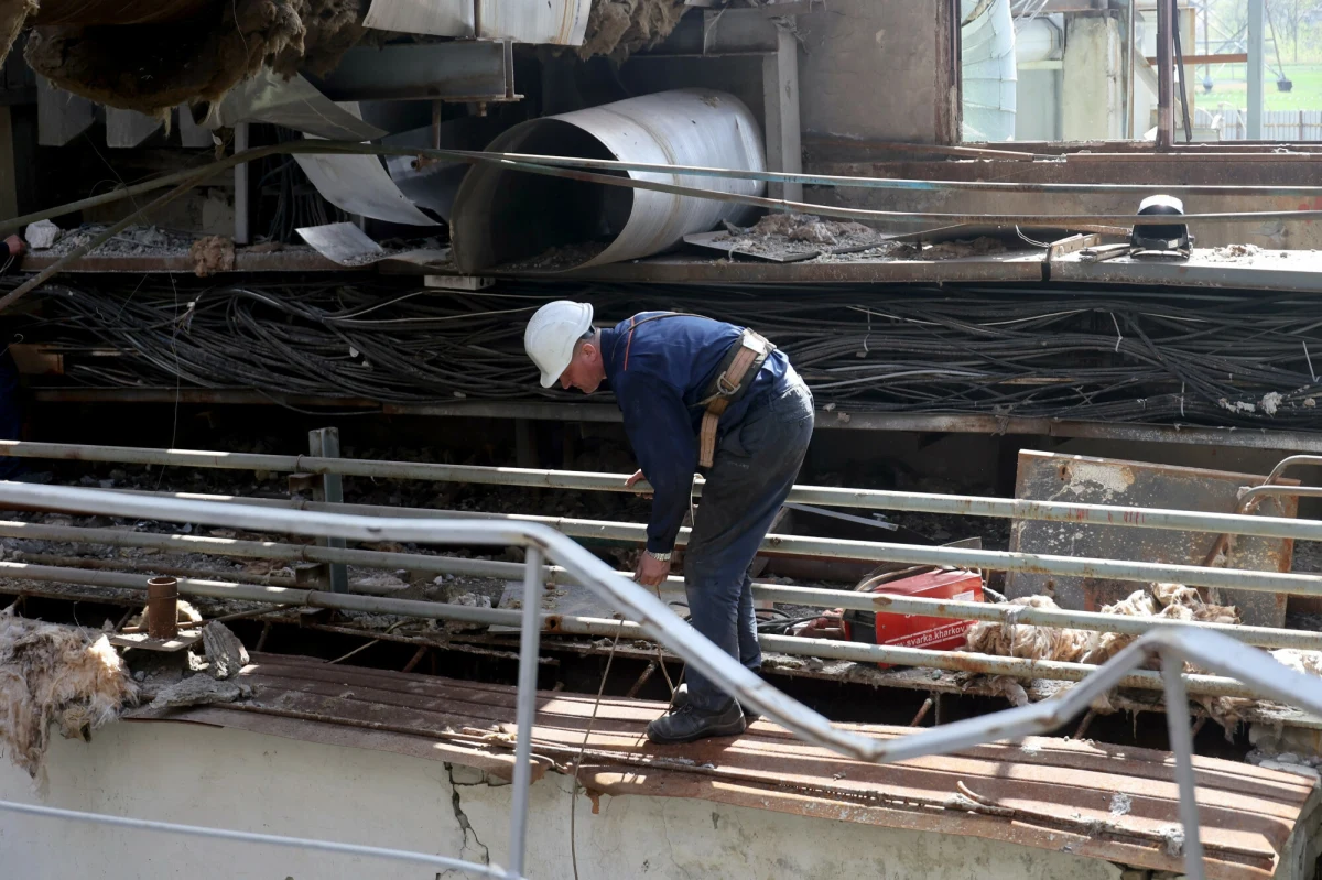 "Ekipy remontowe pracują nawet podczas nalotów wroga" – powiedział wiceminister energetyki Ukrainy Mykoła Kolisnyk, odnosząc się do kwestii odbudowy obiektów infrastruktury krytycznej celowo niszczonych przez Rosjan. Ukraińcy doświadczają m.in. częstych przerw w dostawie prądu.