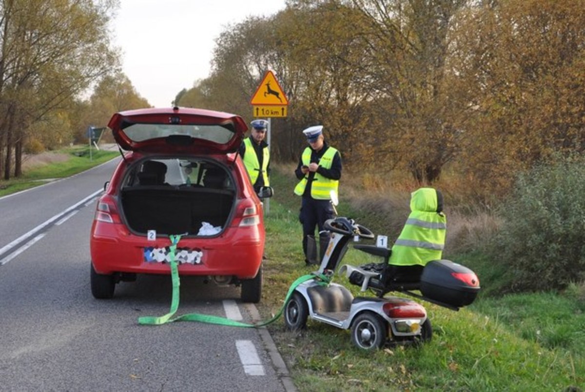 Na 8 miesięcy więzienia w zawieszeniu na rok próby i grzywnę skazał sąd w Przysusze na Mazowszu 73-latka, który osobową toyotą holował elektryczny wózek inwalidzki z 92-letnim mężczyzną. Na zakręcie holowany pojazd przewrócił się, a znajdujący się w nim mężczyzna zmarł.