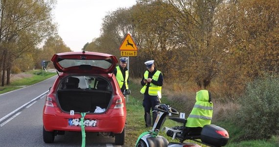 Na 8 miesięcy więzienia w zawieszeniu na rok próby i grzywnę skazał sąd w Przysusze na Mazowszu 73-latka, który osobową toyotą holował elektryczny wózek inwalidzki z 92-letnim mężczyzną. Na zakręcie holowany pojazd przewrócił się, a znajdujący się w nim mężczyzna zmarł.