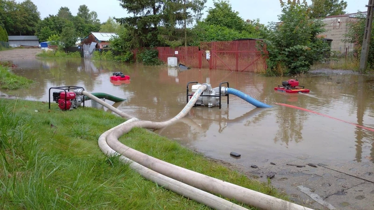 Gwałtowna ulewa przeszła przez Trójmiasto i okolice. Strażacy wyjeżdżali do tej pory już prawie sto razy - głównie do wypompowywania wody z zalanych ulic, piwnic i garaży. 