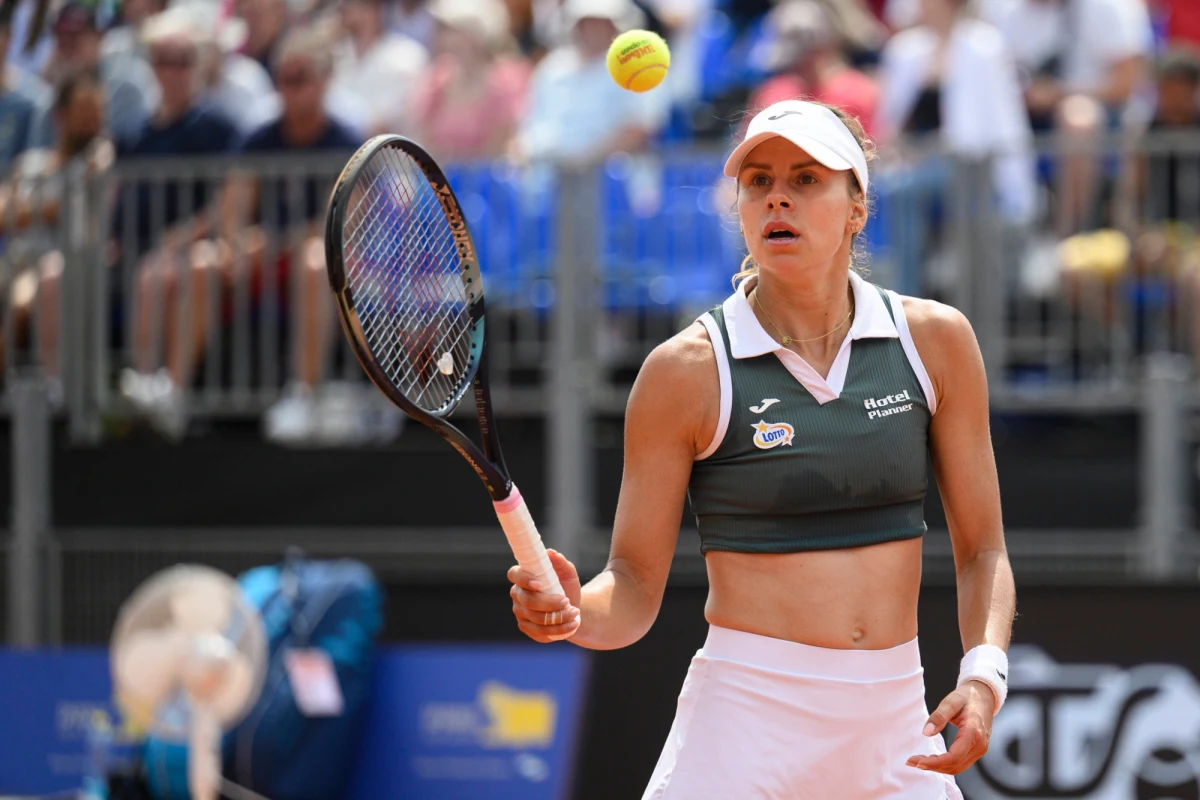 Reprezentantki gospodarzy będą rywalkami polskich tenisistek w czwartkowych półfinałach turnieju WTA 250 na kortach ziemnych w Pradze. Magda Linette zmierzy się z najwyżej rozstawioną Lindą Noskovą, a Magdalena Fręch z Laurą Samson.