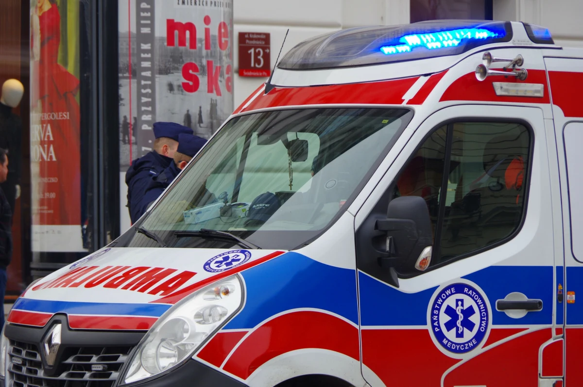 25-latka zginęła na miejscu po tym, jak na przystanku Warszawa Stadion potrącił ją pociąg SKM. "Na podmiejskiej linii średnicowej występują utrudnienia w ruchu wszystkich przewoźników - poinformowała Szybka Kolej Miejska. Możliwe są opóźnienia powyżej 30 minut.