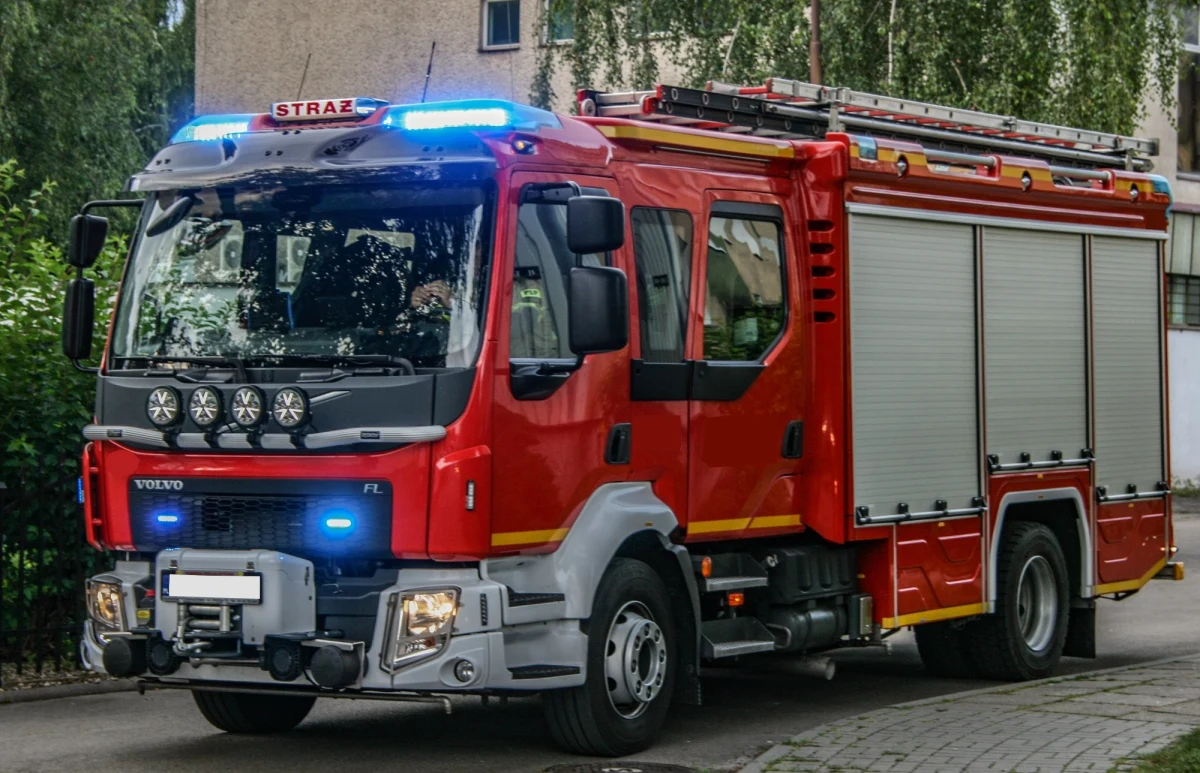 Pożar wybuchł w środę w domu wielorodzinnym przy ulicy serbskiej w Żarach. Z płonącego domu strażacy wynieśli mężczyznę, który w krytycznym stanie trafił do szpitala.