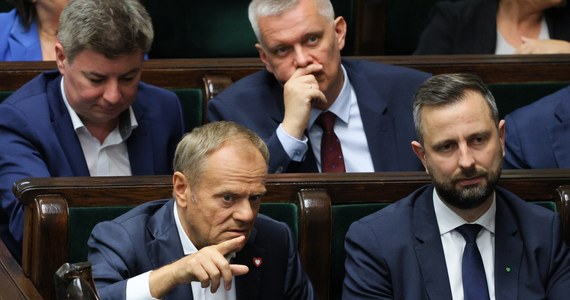 Sejm przyjął w środę dwie ustawy mające zreformować Trybunał Konstytucyjny - nową ustawę o TK i ustawę z przepisami wprowadzającymi zmiany. Obie ustawy trafią teraz do Senatu. Po głosowaniach premier Donald Tusk zwrócił się do prezydenta Andrzeja Dudy.