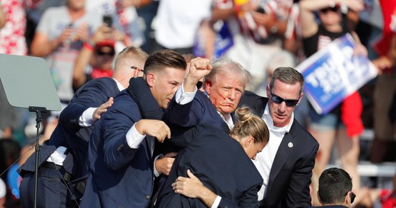 Półtora tygodnia po zamachu na Donalda Trumpa poznajemy kolejne fakty w tej sprawie. Zamachowiec, Thomas Matthew Crooks, poszukiwał w sieci informacji na temat tego, jak działał zabójca prezydenta Johna Kennedy'ego; obserwował też miejsce wiecu wyborczego Trumpa za pomocą drona - powiedział w Kongresie USA dyrektor FBI Chris Wray.