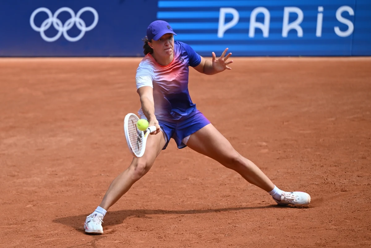 Iga Świątek złożyła w środę ślubowanie w Domu Polskim w Paryżu. To pierwsza członkini polskiej reprezentacji olimpijskiej, która ślubowała w stolicy Francji. Liderka światowego rankingu miała także trening na korcie centralnym.