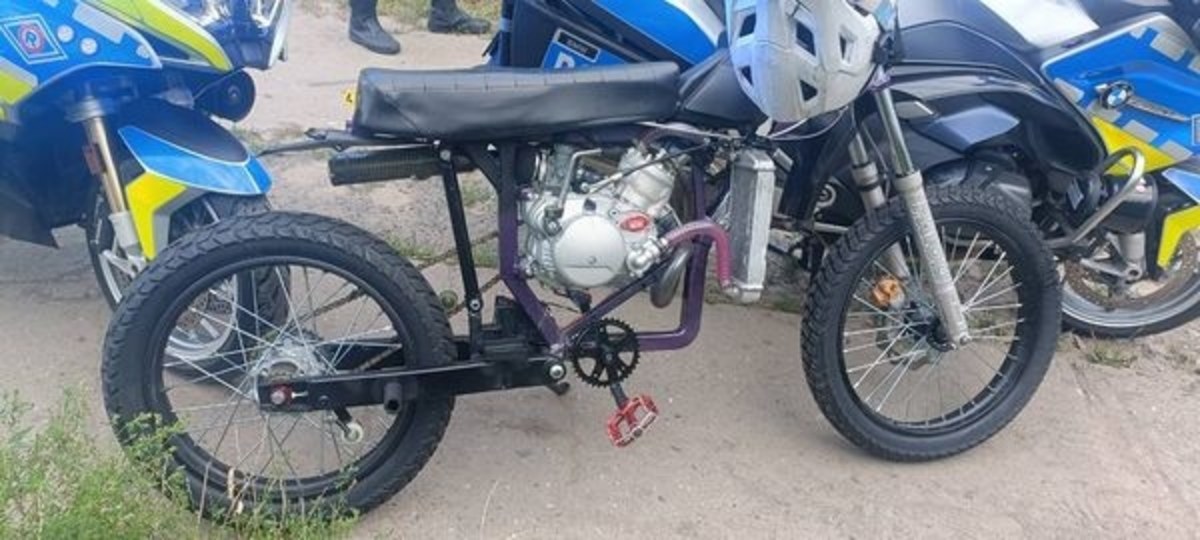  Nie zatrzymał się do kontroli i zaczął uciekać. Co więcej, jechał motocyklem-samoróbką niedopuszczoną do ruchu. 17-letni kierowca, którego w poniedziałek zatrzymali gnieźnieńscy policjanci, za swój wybryk może trafić do więzienia.