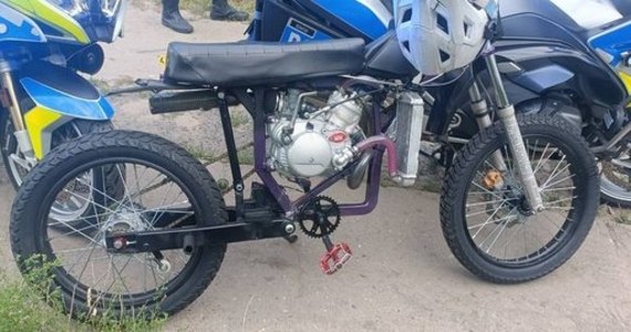  Nie zatrzymał się do kontroli i zaczął uciekać. Co więcej, jechał motocyklem-samoróbką niedopuszczoną do ruchu. 17-letni kierowca, którego w poniedziałek zatrzymali gnieźnieńscy policjanci, za swój wybryk może trafić do więzienia.