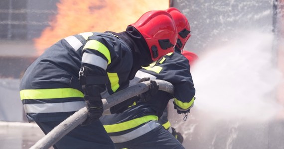 Jedna osoba została ranna w wybuchu, do którego doszło w bloku w Łaźniewie na Mazowszu. Winne były opary, które nagromadziły się w trakcie malowania. Siła eksplozji była tak duża, że z mieszkania w budynku wypadły okna. 