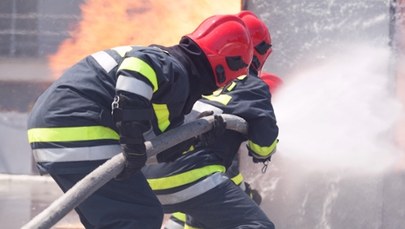 Malował podłogę, żona chciała rozpalić w piecu. Doszło do eksplozji