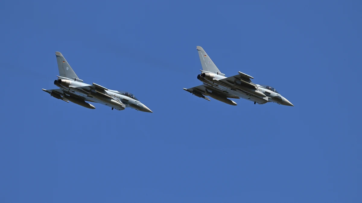 Kilka brytyjskich myśliwców Eurofighter wesprze w przyszłym roku wschodnią flankę NATO, a „już niedługo” brytyjski oddział wojsk inżynieryjno-technicznych pomoże w budowie tarczy Wschód. Poinformował o tym w środę szef MON Władysław Kosiniak-Kamysz, który tego samego dnia spotkał się ze swoim odpowiednikiem z Wielkiej Brytanii, Johnem Healeyem.