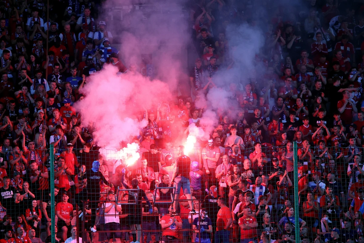 ​58 tysięcy euro - tyle wynosi kara nałożona przez UEFA na Wisłę Kraków za zachowanie kibiców podczas meczu 1. rundy eliminacyjnej piłkarskiej Ligi Europy z kosowskim Llapi Podujevo.