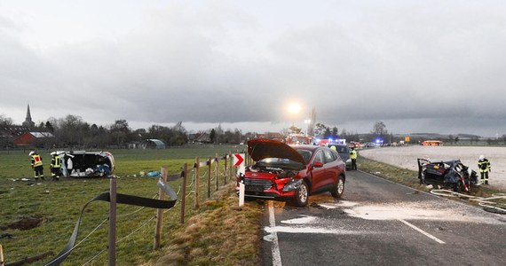 Sąd okręgowy w Hanowerze skazał 42-letnią Polkę na karę dożywotniego więzienia w procesie dotyczącym nielegalnego wyścigu samochodowego w Barsinghausen w 2022 roku. W jego wyniku doszło do wypadku, w którym zginęło dwoje dzieci. Drugi oskarżony, 41-letni mężczyzna, został skazany na cztery lata więzienia.