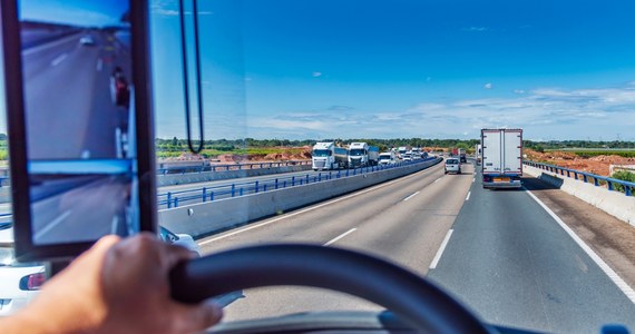 Ułatwienia w zatrudnianiu kierowców ciężarówek spoza Unii Europejskiej to główny temat zaplanowanych na dzisiaj rozmów przewoźników w Ministerstwie Spraw Zagranicznych. Właściciele firm transportowych zwracają uwagę, że kierowców brakuje tak bardzo, że muszą szukać ich daleko od Polski.