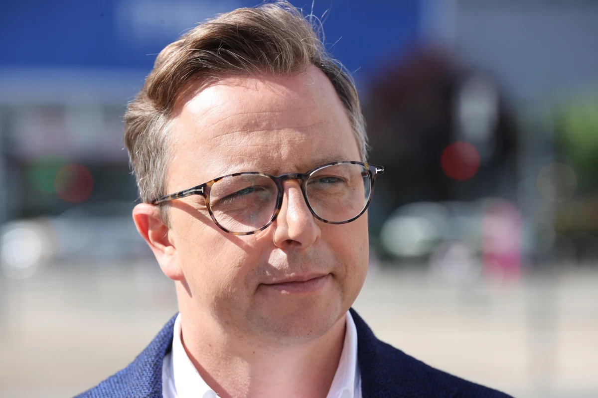 "Komisja ds. wyborów korespondencyjnych zagłosuje w czwartek nad złożeniem wniosków do prokuratury o możliwości popełnienia przestępstwa przez polityków PiS, którzy mieli udział w przygotowaniu wyborów prezydenckich w 2020 r." - powiedział były przewodniczący komisji Dariusz Joński. Chodzi m.in. o Mateusza Morawieckiego, Elżbietę Witek, Jacka Sasina, Mariusza Kamińskiego, a także prezesa PiS Jarosława Kaczyńskiego. Komisja śledcza przedstawi dzisiaj także raport ze swojej działalności. 