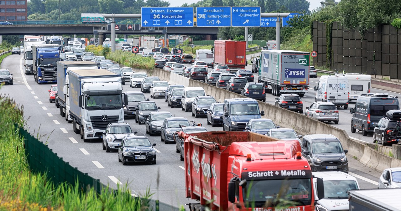 UE uratuje auta spalinowe? Paliwa odnawialne zamiast elektryków