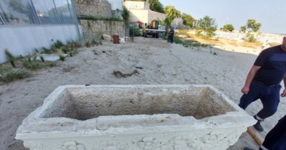 Sarkofag z czasów rzymskich odkryto w okolicach Warny, na północy Bułgarii. Na obiekt, stojący na pustej plaży kurortu świętych Konstantyna i Eleny, zwrócił uwagę emerytowany policjant.