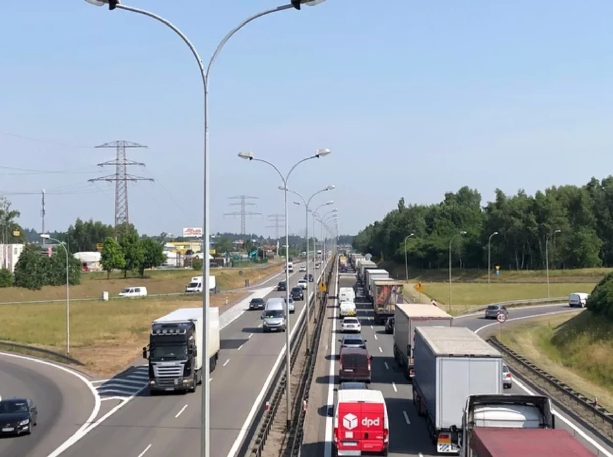 ​W korku utkną dziś kierowcy na Estakadzie Kwiatkowskiego w Gdyni oraz na obwodnicy Trójmiasta. Doszło tam do wypadku ciężarówki. Utrudnienia mogą potrwać jeszcze około dwie godziny. 