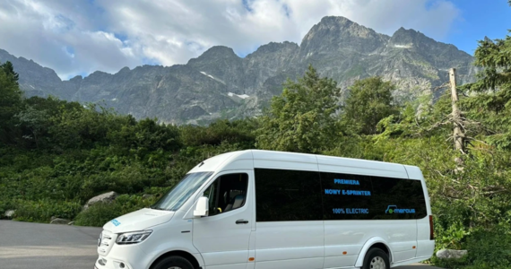 Tatrzański Park Narodowy testuje kolejny pojazd elektryczny na drodze do Morskiego Oka. Ma on odciążyć konie wożące turystów na tej trasie i transportować między innymi osoby niepełnosprawne - dowiedział się reporter RMF FM Maciej Pałahicki. 