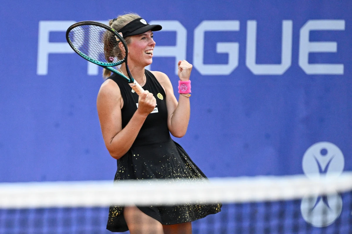 Magdalena Fręch po kreczu Czeszki Laury Samson awansowała do finału tenisowego turnieju WTA 250 na ziemnych kortach w Pradze. Polka prowadziła 3:6, 6:0, 4:2. To największy sukces łodzianki w karierze.