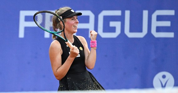 Magdalena Fręch po kreczu Czeszki Laury Samson awansowała do finału tenisowego turnieju WTA 250 na ziemnych kortach w Pradze. Polka prowadziła 3:6, 6:0, 4:2. To największy sukces łodzianki w karierze.