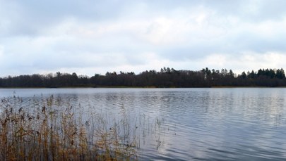 Biała flaga nad jeziorem Ukiel w Olsztynie 