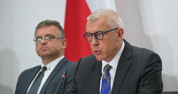 "Wiem, że Tomasz Szmydt miał zostać dyrektorem biura (Krajowej Rady Sądownictwa - przyp. red.), czyli najważniejszą osobą w KRS, odpowiadającą za jej obsługę" - powiedział sędzia gliwickiego sądu Arkadiusz Cichocki, który uczestniczył w czwartkowym spotkaniu Zespołu ds. Rozliczeń PiS. Cichocki został przedstawiony przez szefa tego Zespołu, Romana Giertycha, jako "sygnalista".