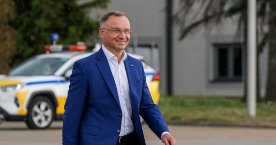 Prezydent Andrzej Duda udał się w czwartek po południu do Paryża, gdzie odbędą się igrzyska olimpijskie. W środę natomiast - pierwszy raz w historii swego urzędowania - nie pojawił się na uroczystościach z okazji Święta Policji. Poinformowano, że prezydent weźmie udział w piątkowej ceremonii otwarcia igrzysk oraz będzie kibicował polskim sportowcom.