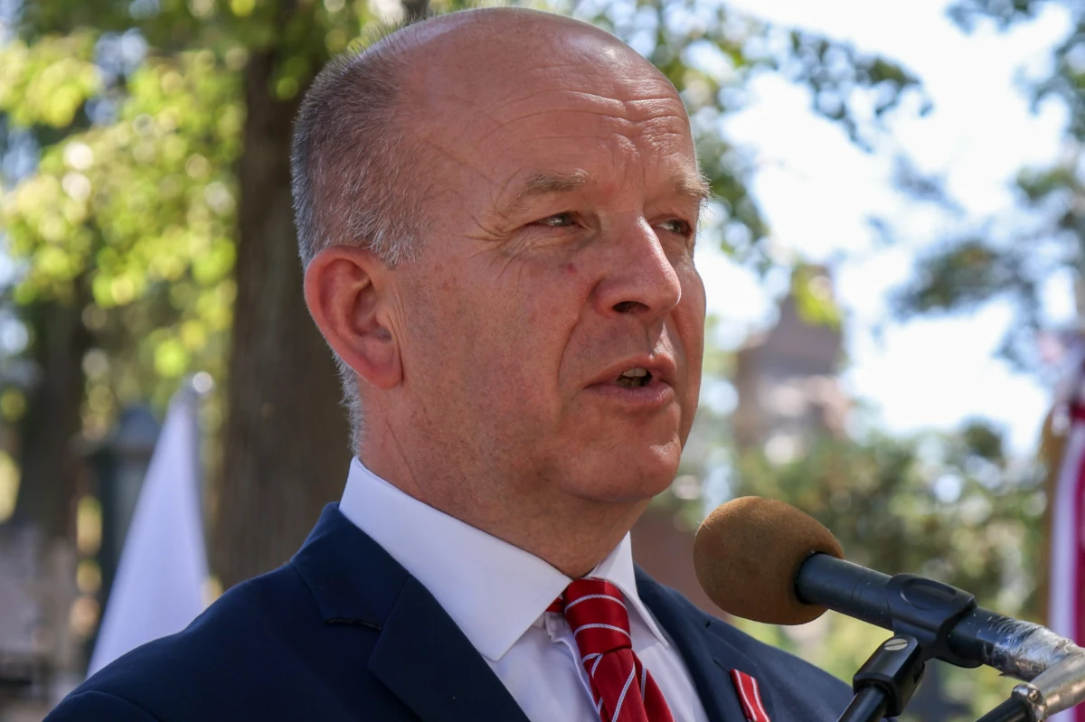 31 lipca Konstanty Radziwiłł formalnie przestanie być polskim ambasadorem na Litwie. "MSZ poprosiło (ambasadora Radziwiłła) o zakończenie misji i przyjazd do kraju z placówki" - przekazał rzecznik resortu dyplomacji Paweł Wroński. 
