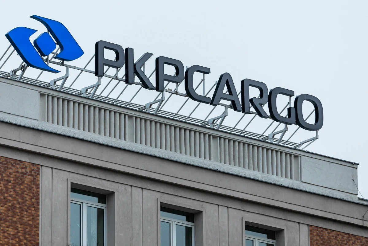 Związkowcy protestują przeciwko grupowym zwolnieniom w PKP Cargo. W czwartek manifestowali przed katowicką siedzibą spółki. Jak informuje reporter RMF FM Jakub Rybski, na piątek Solidarność zapowiedziała pikiety w Tarnowskich Górach i we Wrocławiu. To pokłosie środowego komunikatu o zwolnieniach grupowych. Pracę stracić ma ponad 4 tys. osób. W czwartek poinformowano także, że PKP Cargo i Grupa Pesa podpisały list intencyjny w sprawie zatrudniania pracowników Cargo.