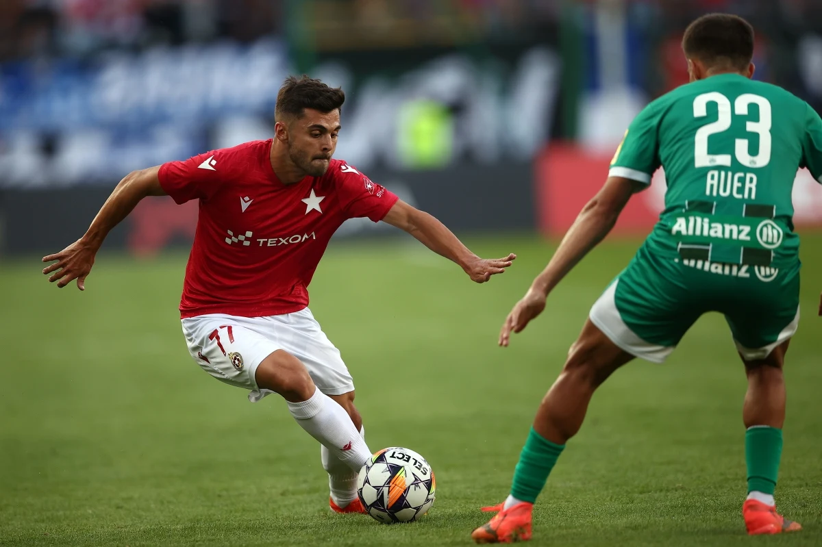 Piłkarze Wisły Kraków przegrali na własnym stadionie z Rapidem Wiedeń 1:2 (0:1) w pierwszym meczu 2. rundy eliminacji Ligi Europy. Rewanż w stolicy Austrii zostanie rozegrany 1 sierpnia.