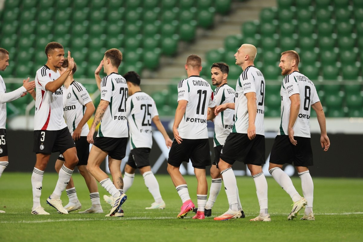 Piłkarze Legii Warszawa wygrali u siebie 6:0 (2:0) z walijskim Caernarfon Town w pierwszym meczu drugiej rundy eliminacji Ligi Konferencji. Rewanż zostanie rozegrany 1 sierpnia na stadionie w Bangor.