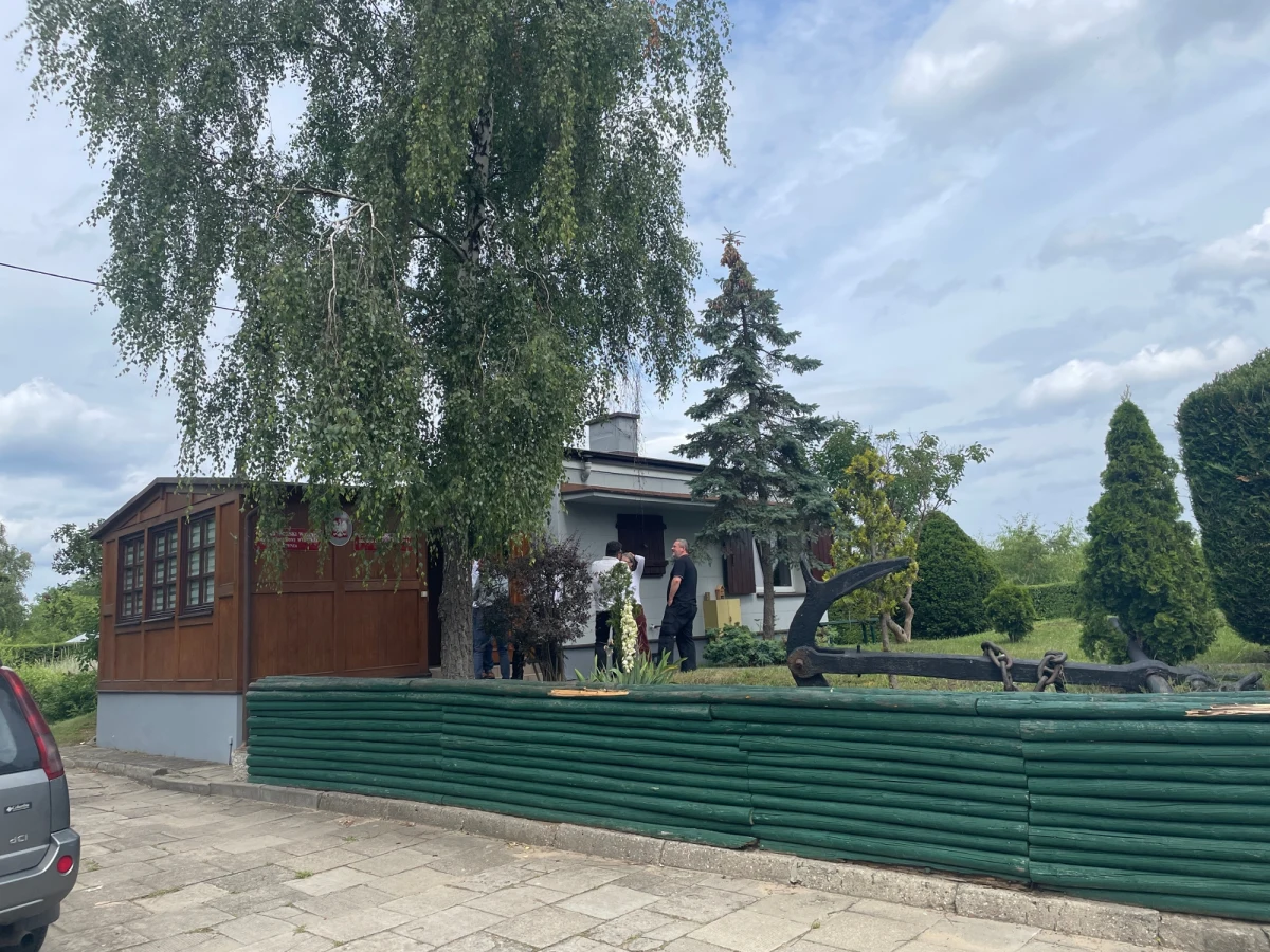 Terenowa placówka Urzędu Morskiego w Gdańsku-Jelitkowie została udostępniona dla turystów. Do końca wakacji w każdy wtorek i czwartek można przyjść, porozmawiać z pracownikami i  obejrzeć eksponaty zgromadzone w izbie muzealnej, by przekonać się jak bardzo w ciągu kilkudziesięciu lat zmieniło się wybrzeże.
