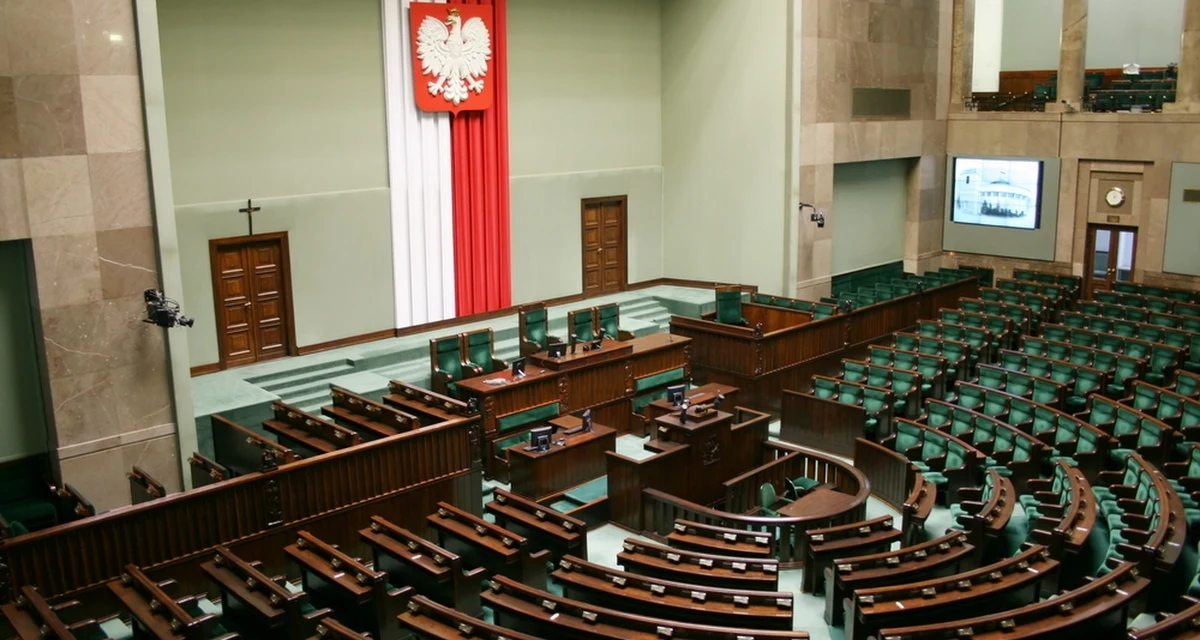 Trwa czwarty, ostatni dzień 16. posiedzenia Sejmu, po którym nastąpi przerwa wakacyjna. Pierwsza część obrad była utajniona, bo parlamentarzyści zajmowali się wnioskiem o odwołanie dwóch członkiń komisji ds. pedofilii.