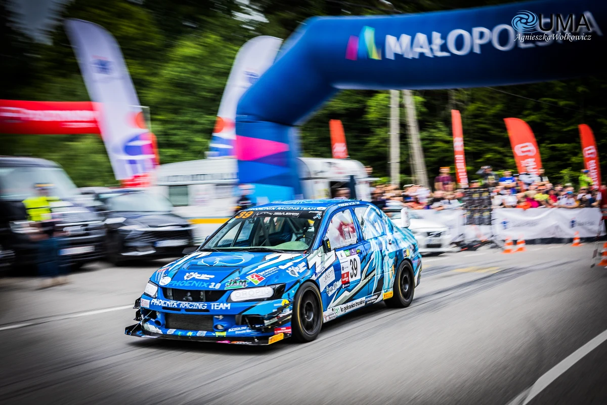 Rusza 15. Hill Climb Limanowa - Wyścig Górski "Przełęcz pod Ostrą", czyli samochodowe wydarzenie organizowane przez Auto Moto Klub Limanowa. RMF FM jest patronem medialnym rajdu.