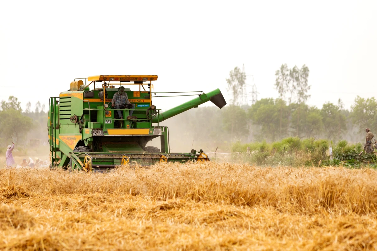 Na krajowej 8 koło Dzierżoniowa kombajnista utrudniał przejazd innym kierowcom. Policjanci z drogówki początkowo sądzili, że być może wynika to z gabarytów pojazdu, ale powód był inny. Siedzący za kierownicą maszyny rolniczej był pijany.    