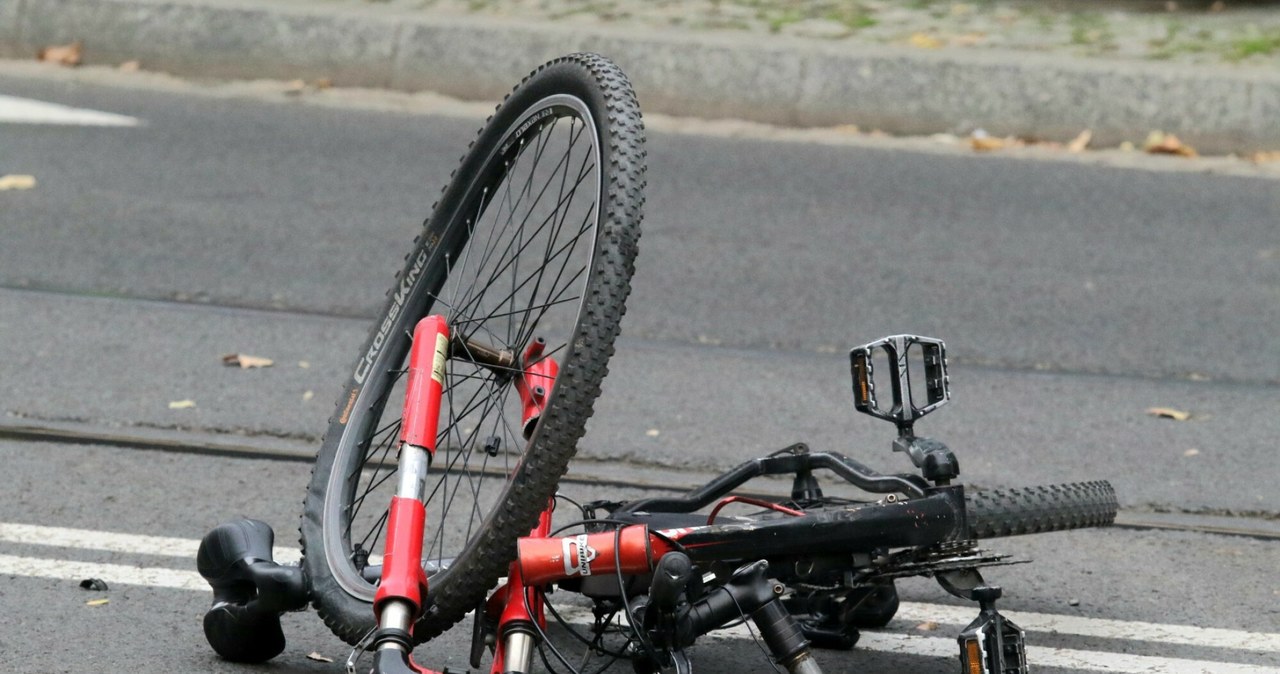 Niemal, potrąconym, rowerzystą, dachu, przejechał, sprawca, wypadku, którego, doszło, Hiszpanii Kuriozalne sceny. Uciekał z potrąconym rowerzystą na dachu