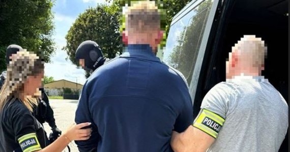 Sukces dolnośląskich "łowców głów". Policjanci namierzyli w Niemczech 26-latka, skazanego za brutalne pobicie dwóch osób. Mężczyzna został zatrzymany, kiedy wracał z pracy, był kompletnie zaskoczony. 