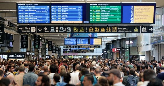 Ruch pociągów dużych prędkości TGV zaczyna być stopniowo przywracany na dworcach w Paryżu - powiedział po południu minister transportu Francji Patrice Vergriete. W piątek gospodarz rozpoczynających się dziś igrzysk olimpijskich zmaga się ze skutkami serii akcji sabotażowych na francuską kolej.