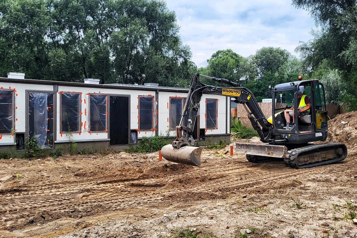 W stołecznym Schronisku na Paluchu powstaje nowy pawilon geriatrii. Znajdzie w nim miejsce ponad 70 psich seniorów, które będą mogły korzystać z sal rehabilitacyjnych, zabiegowych, do pielęgnacji i kąpieli. O potrzebie powstania takiego miejsca, ale też o tym, że psim staruszkom przede wszystkim potrzebny jest własny dom – rozmawiamy z wolontariuszkami psiej geriatrii.