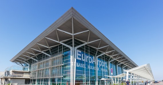 Lotnisko zostało ponownie otwarte, a loty są stopniowo wznawiane - przekazały władze EuroAirport we Francji. Wcześniej informowano o ewakuacji i zamknięciu terminala.