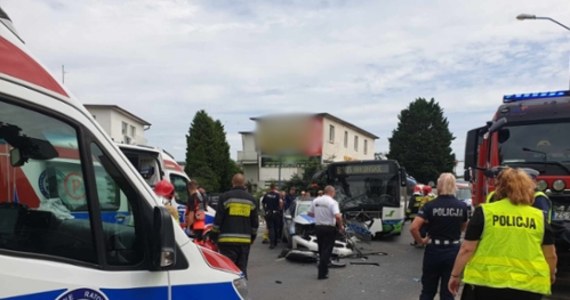 W wyniku zderzenia radiowozu z autobusem miejskim rannych zostało 11 osób. Do wypadku doszło w czasie pościgu policji za kierowcą, który nie zatrzymał się do kontroli.