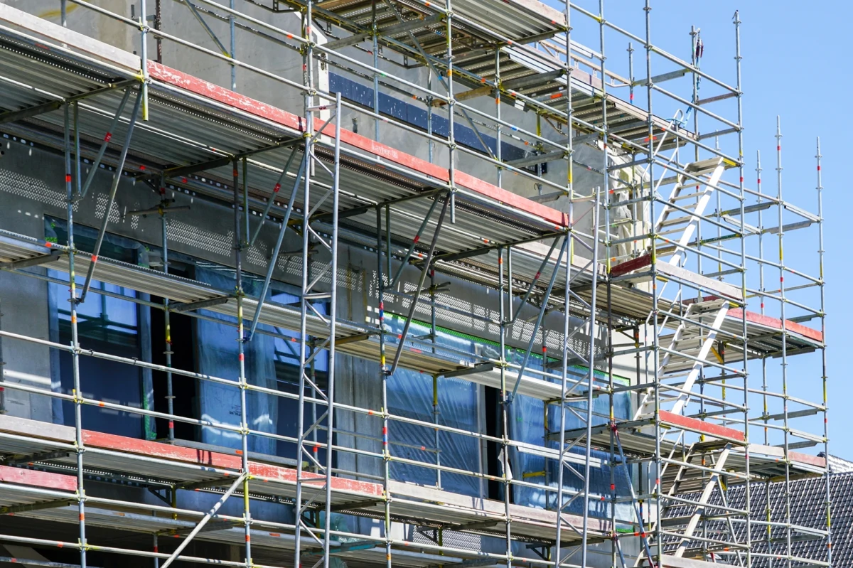 45-letni robotnik spadł z rusztowania z wysokości piątego piętra. Do wypadku doszło w piątek na warszawskiej Woli. Mężczyzna z urazami został przewieziony do szpitala.