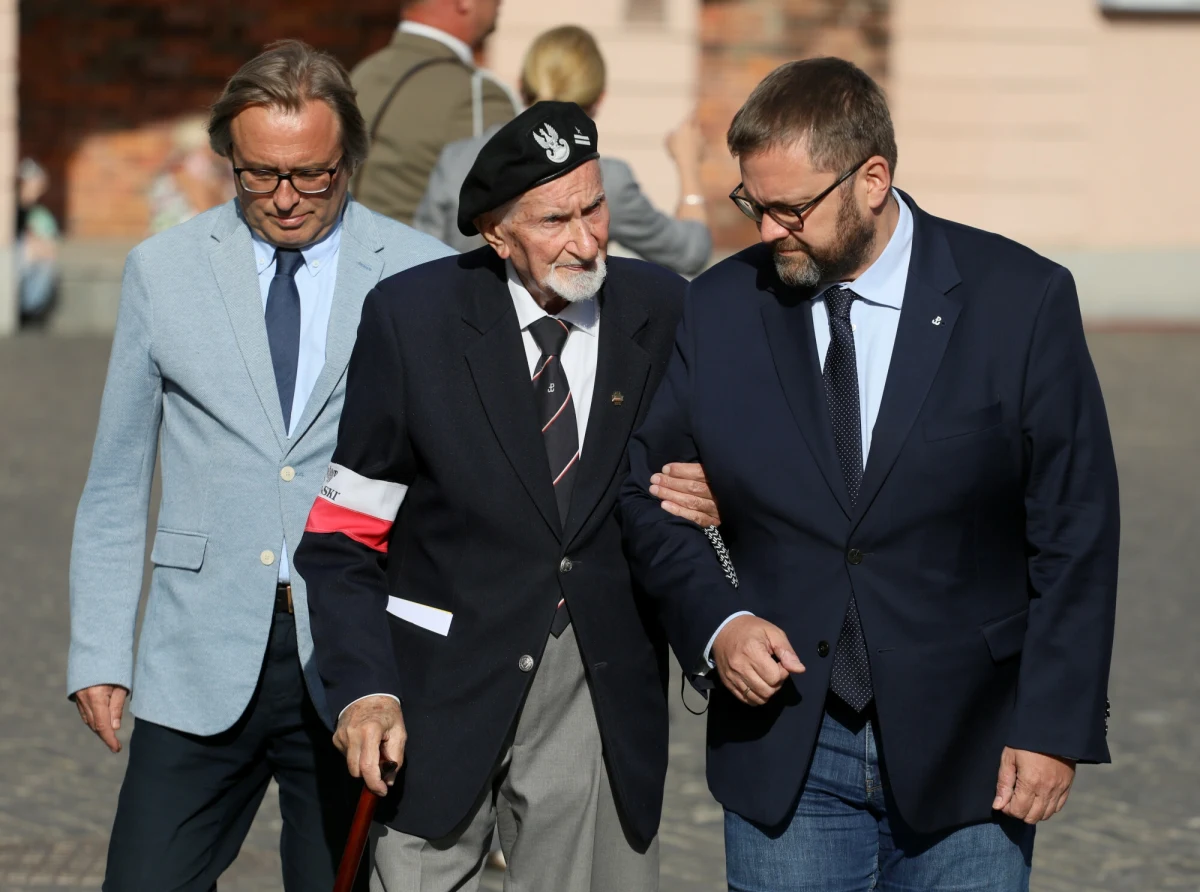 80. rocznica wybuchu Powstania Warszawskiego zbiega się w czasie z dwudziestymi urodzinami Muzeum Powstania Warszawskiego. W tym czasie placówkę odwiedziło ponad 10 milionów zwiedzających. Ale muzeum to również miejsce, które łączy m.in Powstańców Warszawskich, ich rodziny, pracowników instytucji, młodych ludzi czy wolontariuszy.