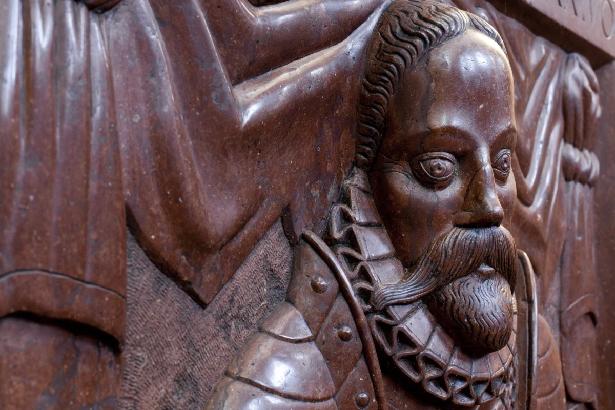 To, nad czym alchemicy pracowali w swoich laboratoriach, do dziś pozostaje zagadką. Rąbka tajemnicy uchyliło niedawne odkrycie w Danii. Na terenie, gdzie niegdyś stała pracownia żyjącego w XVI wieku Tycho Brahe, natrafiono na fragmenty naczyń, a na nich na ślady pierwiastka, który… odkryto 180 lat po śmierci Duńczyka. 