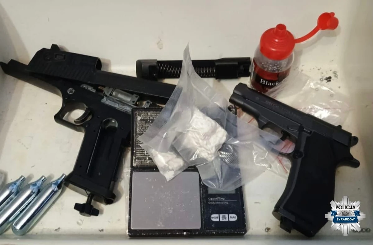 32-latek ostrzelał budynek KRUS-u i Szkoły Podstawowej nr 7 w Żyrardowie. Kiedy został zatrzymany, tłumaczył policjantom, że chciał wypróbować nową wiatrówkę, a obiekty, w które strzelał, były przypadkowe. 