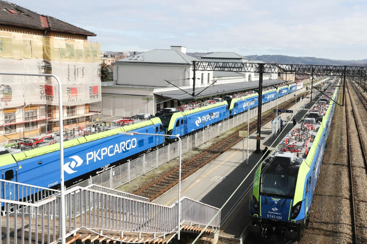 "Nie zgadzamy się na wyrzucenie 30 procent załogi na bruk" - mówią związkowcy protestujący w piątek w Tarnowskich Górach przeciwko planowanym zwolnieniom grupowym w PKP Cargo. Reporterka RMF FM Anna Kropaczek informuje, że związkowcy zorganizowali pikietę przed dworcem kolejowym i siedzibą zakładu. Podobna pikieta odbyła się też przed Dworcem Głównym we Wrocławiu. 30 lipca w Belwederze ma odbyć się spotkanie wszystkich stron sporu.