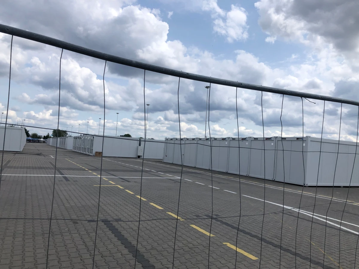 Opóźnia się otwarcie tymczasowego miasteczka handlowego w miejscu pożaru przy ul. Marywilskiej 44 w Warszawie. Chodzi o miejsce, w którym w połowie maja spaliło się centrum handlowe. Tymczasowe miasteczko miało zostać otwarte 3 sierpnia. Termin musi zostać jednak przesunięty.