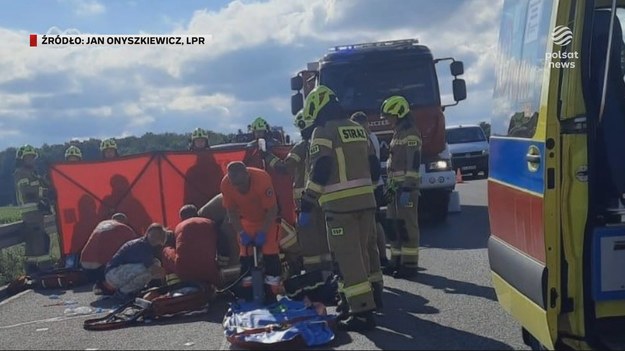 To była wzorowa akcja. I dowód, że pierwsze minuty są kluczowe w ratowaniu życia, gdy dojdzie do wypadku. Tak jak na S2 pod Poznaniem, gdzie świadkowie ratowali ciężko rannego mężczyznę. Ich opanowanie i profesjonalizm zrobiły tak duże wrażenie na ratownikach, ze nie szczędzili słów, aby im podziękować. Materiał dla "Wydarzeń" przygotowała Beata Glinkowska. 