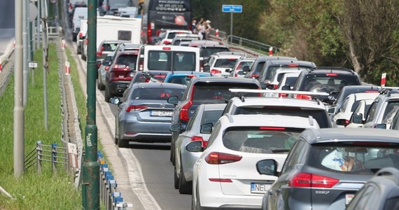 Zakończyły się utrudnienia w ruchu na zakopiance w okolicy Myślenic. W Jaworniku w powiecie myślenickim podczas prac drogowych koparka uszkodziła rurę z gazem.